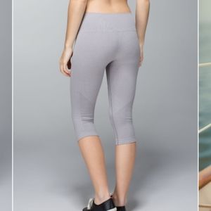 NWOT Lululemon "In The Flow" Light Heathered Grey Cropped Leggings